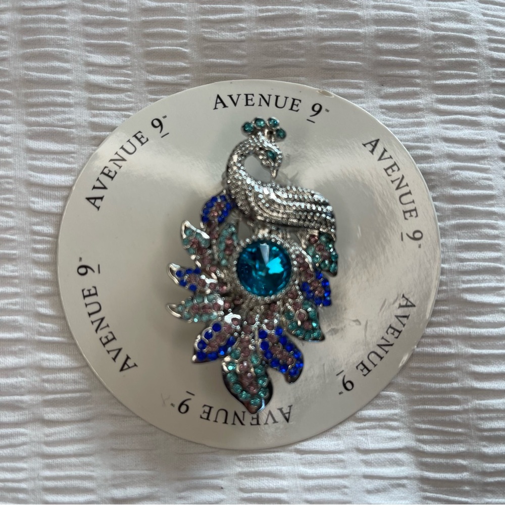 NEW stunning Peacock brooch Avenue 9 silver tone go comes in original tin